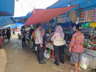 Kapolsek Kemuning Laksanakan Cooling System Dengan Jumat Curhat di Nova Donut Selensen